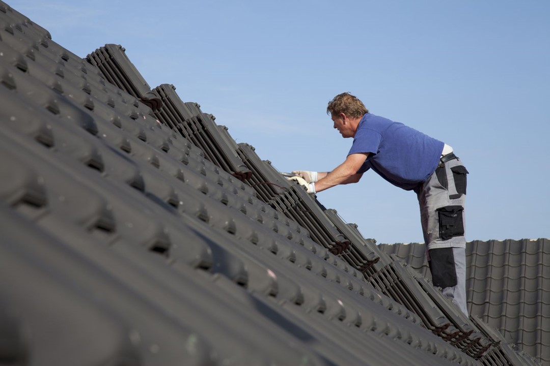 Roofers-Shingling-a-House-184332566-56a49bd23df78cf7728338d2